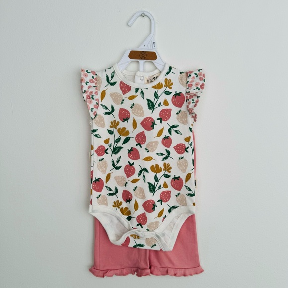 Rabbit + Bear Strawberries Onesie & Ruffle Pants Outfit Set NWT 🍓 - Picture 2 of 14